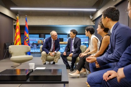 Josep Pont, responsable del Área Comercial del FCB, Alen Wu, Global Vicepresident de Oppo, junto a directivos de Oppo, en la renovación de acuerdo entre Oppo y el Futbol Club Barcelona