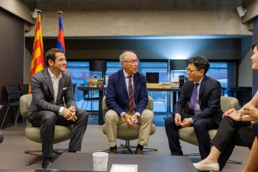 Juliano Belletti, exjugador y embajador del Barça, Josep Pont, responsable del Área Comercial del FCB, y Alen Wu, Global Vicepresident de Oppo, en la renovación de acuerdo entre Oppo y el Futbol Club Barcelona