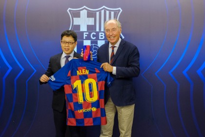 Josep Pont, responsable del Área Comercial del FCB, y Alen Wu, Global Vicepresident de Oppo, en la renovación de acuerdo entre Oppo y el Futbol Club Barcelona