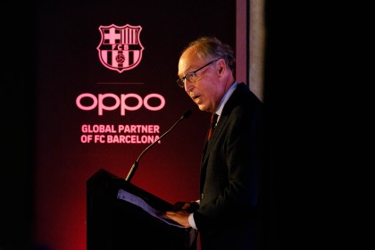 Josep Pont, responsable del Área Comercial del FCB, en la renovación de acuerdo entre Oppo y el Futbol Club Barcelona