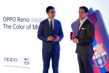 Derek Sun, director de márketing de Oppo, junto a Juliano Belletti, exjugador y embajador del Barça, en la renovación de acuerdo entre Oppo y el Futbol Club Barcelona