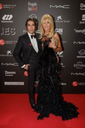 Mario Vaquerizo y Bibiana Fernández en el photocall de la gala People in Red de la Fundación Lucha contra el Sida (Barcelona, 2018)