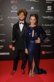 Aldo Comas y Macarena Gómez en el photocall de la gala People in Red de la Fundación Lucha contra el Sida (Barcelona, 2018)