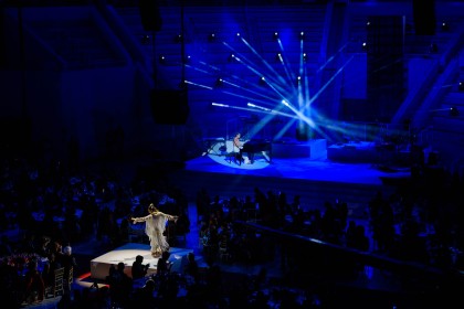 Aloma de Balma y Amaia en su actuación durante la gala People in Red de la Fundación Lucha contra el Sida (Barcelona, 2018)