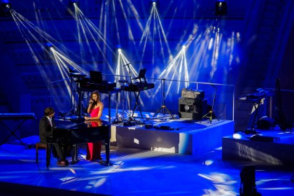 Ana Guerra y Manu Guix en su actuación durante la gala People in Red de la Fundación Lucha contra el Sida (Barcelona, 2018)