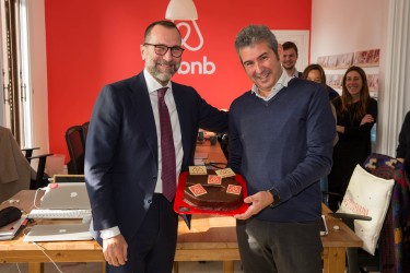 Visita del embajador de EEUU James Costos a las oficinas Airbnb de Barcelona