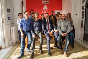 Visita del embajador de EEUU James Costos a las oficinas Airbnb de Barcelona