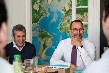 Visita del embajador de EEUU James Costos a las oficinas Airbnb de Barcelona