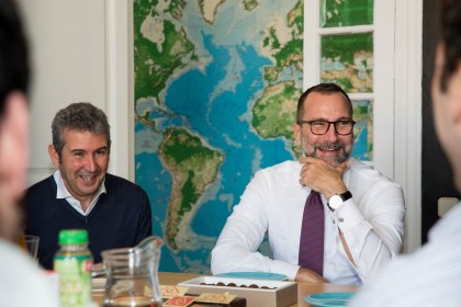 Visita del embajador de EEUU James Costos a las oficinas Airbnb de Barcelona