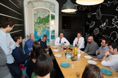 Visita del embajador de EEUU James Costos a las oficinas Airbnb de Barcelona