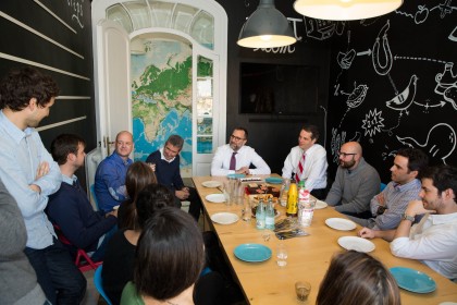 Visita del embajador de EEUU James Costos a las oficinas Airbnb de Barcelona