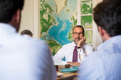 Visita del embajador de EEUU James Costos a las oficinas Airbnb de Barcelona